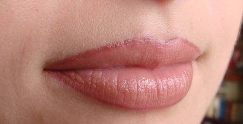 Татуаж бровей, губ, «стрелки на глазах», которые сделаны красиво, дают возможность сэкономить время на ежедневный макияж. 02