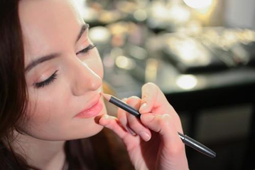 В современном мире умение подчеркивать свои достоинства и скрывать недостатки с помощью макияжа сложно переоценить. 02 В современном мире умение подчеркивать свои достоинства и скрывать недостатки с помощью макияжа сложно переоценить. 02