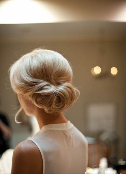 Что касается прически для невесты в день свадьбы, стоит сделать что-то простое, но при этом достаточно элегантное. 05