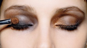 Игра света и тени, асимметрия и дымка - попробуйте необычный макияж. 04