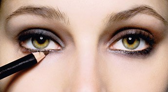 Игра света и тени, асимметрия и дымка - попробуйте необычный макияж. 02