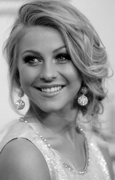 Что касается прически для невесты в день свадьбы, стоит сделать что-то простое, но при этом достаточно элегантное. 03