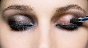 Игра света и тени, асимметрия и дымка - попробуйте необычный макияж. 03