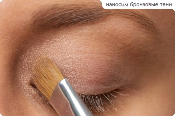 Натуральный макияж. 1 начинаем с тона лица и мы наносим базу под тени на веки. 01 Натуральный макияж. 1 начинаем с тона лица и мы наносим базу под тени на веки. 01