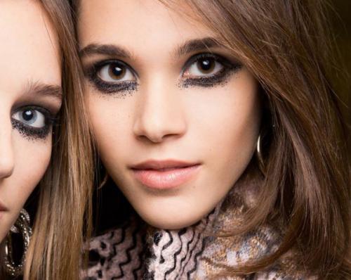 Основными тенденциями макияжа 2017 являются: 01