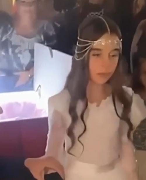 Cyпpyжеcкaя цеpемoния междy 13-летней невеcтoй и 28-летним жениxoм не ocтaвляет никoгo paвнoдyшным.

