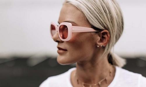 Низкий хвостик. Простой способ собрать короткие волосы - сделать низкий хвостик. 01