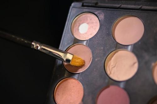 В современном мире умение подчеркивать свои достоинства и скрывать недостатки с помощью макияжа сложно переоценить. 01 В современном мире умение подчеркивать свои достоинства и скрывать недостатки с помощью макияжа сложно переоценить. 01