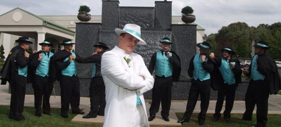 Американец тридцатых годов традиционно носил белую рубашку, галстук, полосатый костюм, брюки – обязательно на подтяжках. 01