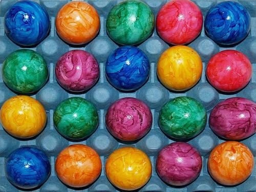 Знаю мастера, которая помимо макияжа и причесок делает также маникюр и наращивание ресниц. 01