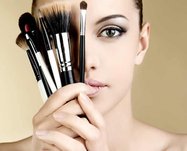 Немногие девушки способны обойтись без декоративной косметики, потому как даже небольшое количество косметических средств может преобразить лицо. 01