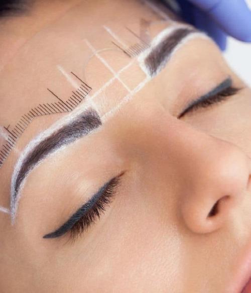 Техника коррекции. Прежде чем приступить к коррекции бровей, вам стоит их обезболить. 01 Техника коррекции. Прежде чем приступить к коррекции бровей, вам стоит их обезболить. 01