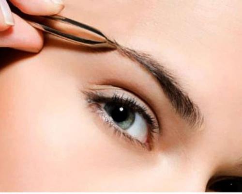 Техника коррекции. Прежде чем приступить к коррекции бровей, вам стоит их обезболить. 04 Техника коррекции. Прежде чем приступить к коррекции бровей, вам стоит их обезболить. 04