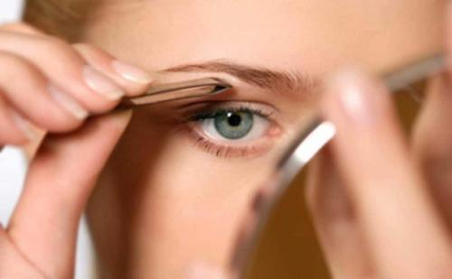 Техника коррекции. Прежде чем приступить к коррекции бровей, вам стоит их обезболить. 02 Техника коррекции. Прежде чем приступить к коррекции бровей, вам стоит их обезболить. 02