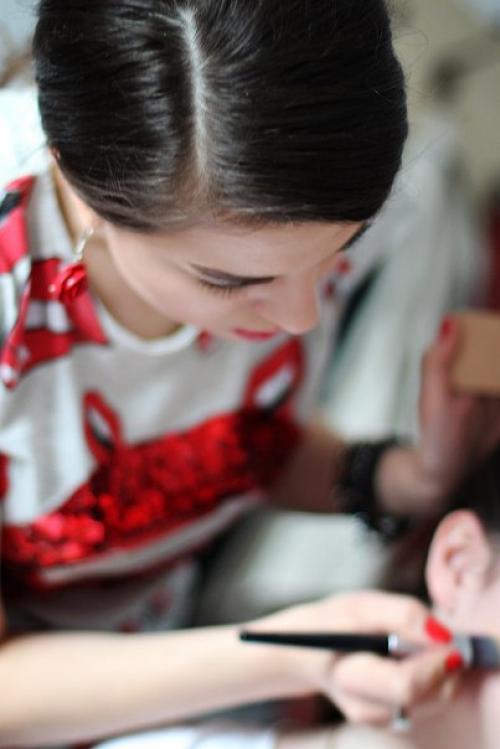 Ни одна модница не обойдется без набора косметики, помогающей ей сделать ресницы пышнее, глаза выразительнее, губы ярче, а лицо моложе и свежее. 01 Ни одна модница не обойдется без набора косметики, помогающей ей сделать ресницы пышнее, глаза выразительнее, губы ярче, а лицо моложе и свежее. 01