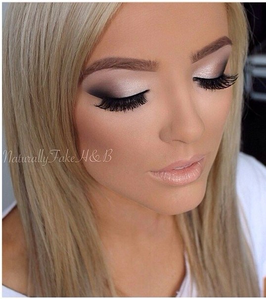 Над ярким макияжем, высокой прической или стильным повязыванием нового платка работает большая команда профессиональных стилистов - имиджмейкеров. 08