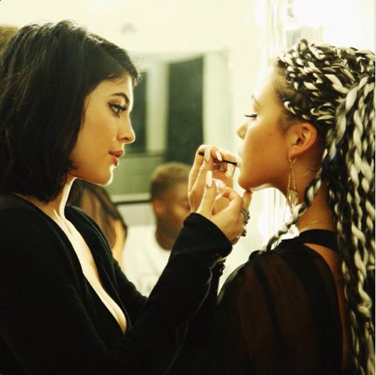 10 знаменитостей, которые сами делают себе макияж. 04