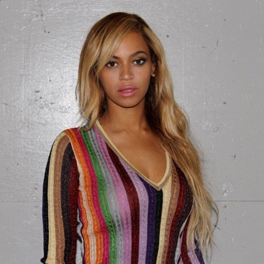 10 знаменитостей, которые сами делают себе макияж. 03