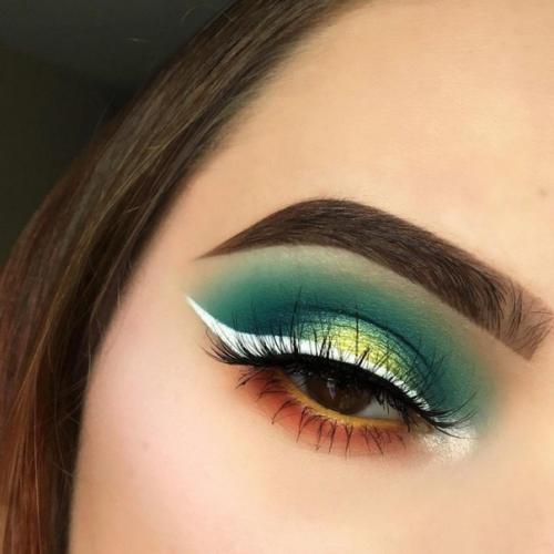 Яркий зеленый макияж часто используется на фотосъемках моделей, как сценический макияж или на тематических вечеринках. 02