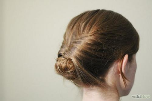 Закрученный пучок волос можно сделать очень быстро, он будет смотреться оригинальнее, чем просто хвостик, и уберёт мешающие волосы с лица и плеч. 06 Закрученный пучок волос можно сделать очень быстро, он будет смотреться оригинальнее, чем просто хвостик, и уберёт мешающие волосы с лица и плеч. 06