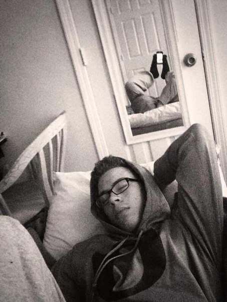 Большинство подростков и молодых людей развлекают себя новым веянием в фотографии - Selfie. 04 Большинство подростков и молодых людей развлекают себя новым веянием в фотографии - Selfie. 04