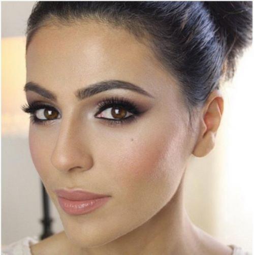 К карим глазам используйте серые и черные тени, которые вы можете растушевать с помощью аппликатора. 02