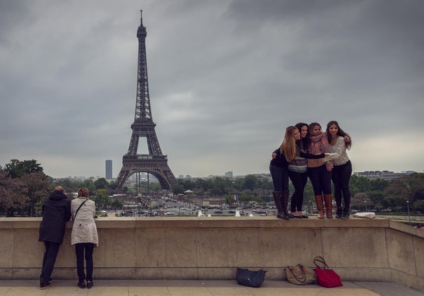 Большинство подростков и молодых людей развлекают себя новым веянием в фотографии - Selfie. 03 Большинство подростков и молодых людей развлекают себя новым веянием в фотографии - Selfie. 03