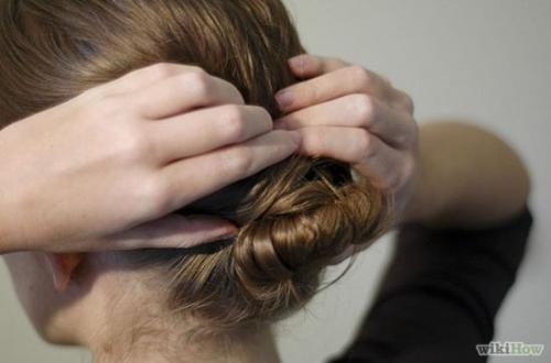 Закрученный пучок волос можно сделать очень быстро, он будет смотреться оригинальнее, чем просто хвостик, и уберёт мешающие волосы с лица и плеч. 05 Закрученный пучок волос можно сделать очень быстро, он будет смотреться оригинальнее, чем просто хвостик, и уберёт мешающие волосы с лица и плеч. 05