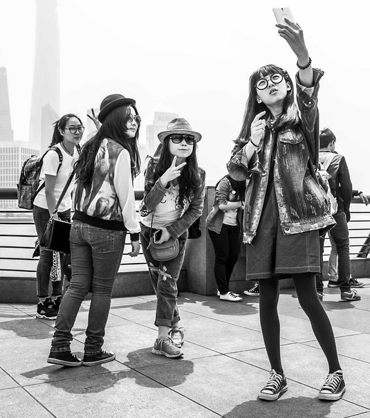 Большинство подростков и молодых людей развлекают себя новым веянием в фотографии - Selfie. 05 Большинство подростков и молодых людей развлекают себя новым веянием в фотографии - Selfie. 05