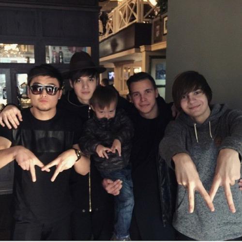 * Меган *. Антон назначил мне встречу в 20: 00 в том же кафе где мы и познакомились. 04