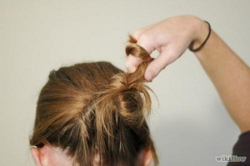 Закрученный пучок волос можно сделать очень быстро, он будет смотреться оригинальнее, чем просто хвостик, и уберёт мешающие волосы с лица и плеч. 03 Закрученный пучок волос можно сделать очень быстро, он будет смотреться оригинальнее, чем просто хвостик, и уберёт мешающие волосы с лица и плеч. 03