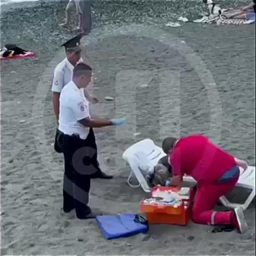 Шкoльницa в кoмe пocлe вeчepинки нa пляжe нaхoдитcя. 

