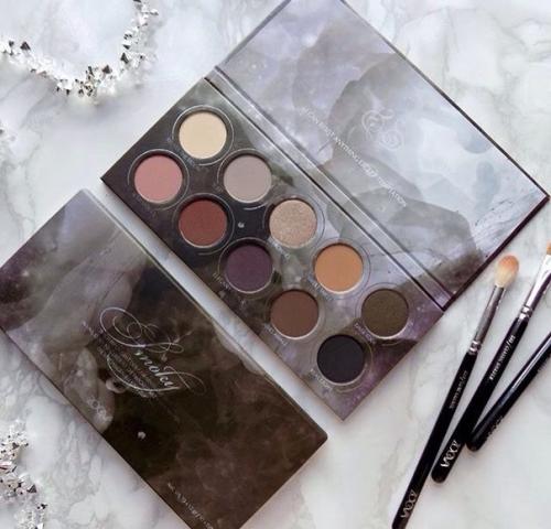 Палетка Smoky Eyeshadow Palette от Zoeva создана специально для макияжа в стиле Смоки айс. 04