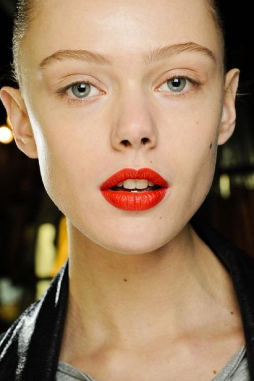 Нет ничего сексуальнее чем красная помада, но чем ярче и привлекательнее ее цвет, тем сложнее он в нанесении. 01 Нет ничего сексуальнее чем красная помада, но чем ярче и привлекательнее ее цвет, тем сложнее он в нанесении. 01