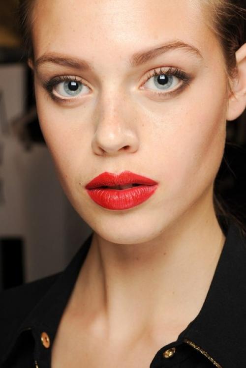 Нет ничего сексуальнее чем красная помада, но чем ярче и привлекательнее ее цвет, тем сложнее он в нанесении. 04 Нет ничего сексуальнее чем красная помада, но чем ярче и привлекательнее ее цвет, тем сложнее он в нанесении. 04