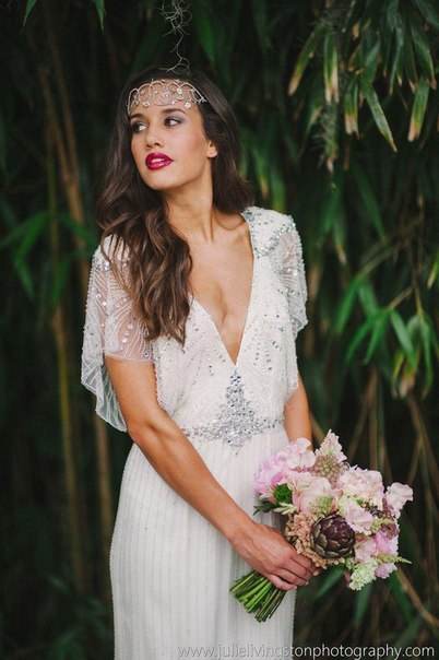 Обычно невесты выбирают классический свадебный макияж с легкими пастельными оттенками. 01