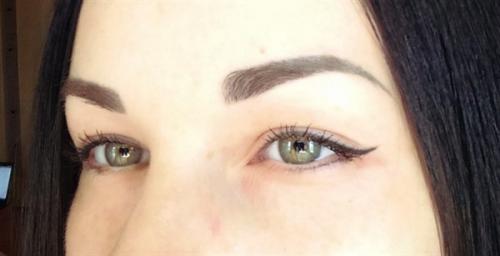 Перманентный макияж глаз - это подчеркивание межресничного пространства или создание стрелки на веках. 01