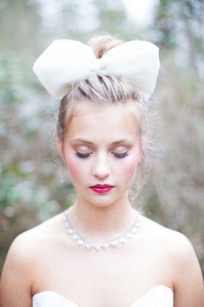 Обычно невесты выбирают классический свадебный макияж с легкими пастельными оттенками. 05