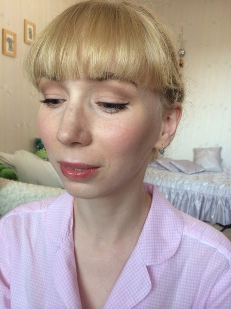 Нежный макияж для Маши Матовые, пастельные оттенки теней великолепно подходят для свадебного макияжа, а в сочетании с коричневой стрелкой делабт голубые глаза еще выразительнее). 01