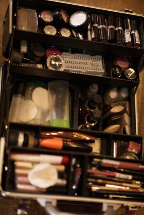  Задача стилиста подчеркнуть достоинства и скрыть недостатки. 01