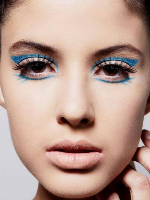 Как правильно использовать синие оттенки в макияже глаз? 01
