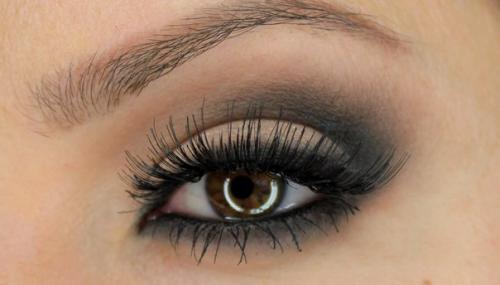 Палетка Smoky Eyeshadow Palette от Zoeva создана специально для макияжа в стиле Смоки айс. 02