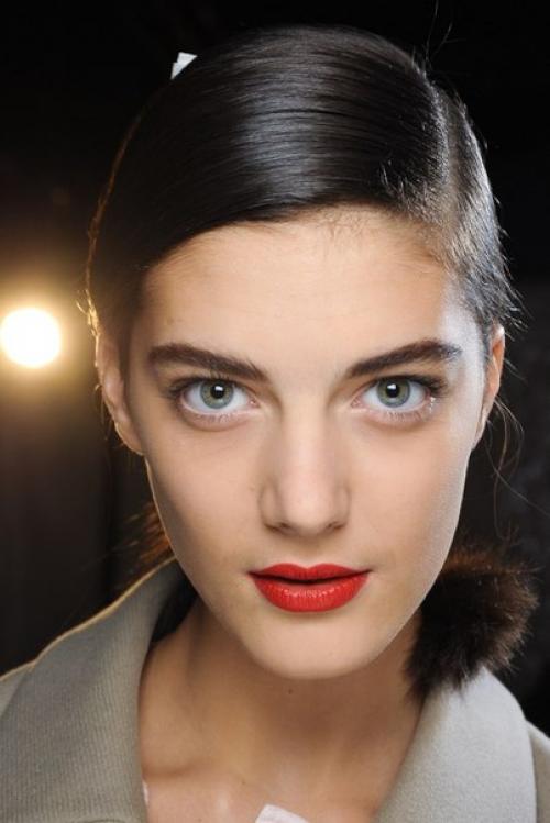 Нет ничего сексуальнее чем красная помада, но чем ярче и привлекательнее ее цвет, тем сложнее он в нанесении. 02 Нет ничего сексуальнее чем красная помада, но чем ярче и привлекательнее ее цвет, тем сложнее он в нанесении. 02