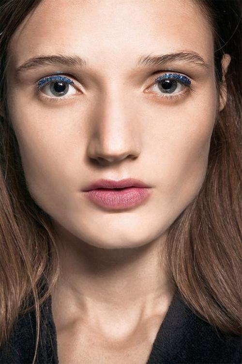 Как правильно использовать синие оттенки в макияже глаз? 05