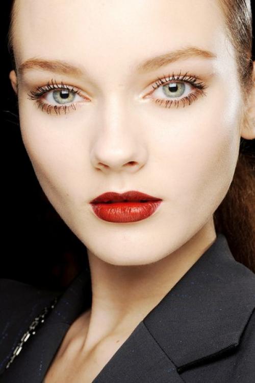 Нет ничего сексуальнее чем красная помада, но чем ярче и привлекательнее ее цвет, тем сложнее он в нанесении. 06 Нет ничего сексуальнее чем красная помада, но чем ярче и привлекательнее ее цвет, тем сложнее он в нанесении. 06