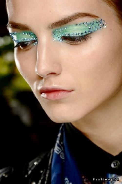 Одним из новых веяний в создании макияжа является макияж со стразами. 02 Одним из новых веяний в создании макияжа является макияж со стразами. 02