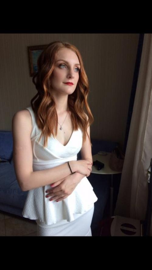 Светлая кожа, голубые глаза, медные волосы - это сочетание не может обойтись без красной помады? 01