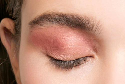 Бьюти - тренд: минимализм в макияже век. 01