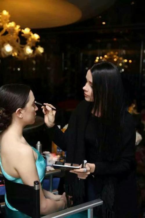 Всем девушкам хочется выглядеть красивой семь дней в неделю, но не каждой это под силу - ведь в макияже столько правил и особенностей! 02 Всем девушкам хочется выглядеть красивой семь дней в неделю, но не каждой это под силу - ведь в макияже столько правил и особенностей! 02