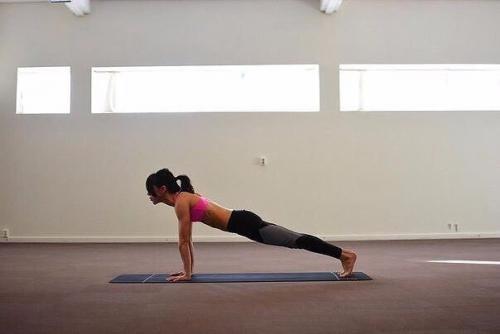 Как при помощи пяти поз в йоге избавиться от жировых складок на талии? 03 Как при помощи пяти поз в йоге избавиться от жировых складок на талии? 03